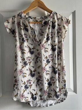 LOFT Cream Floral Split V-Neck Cap Sleeve Blouse